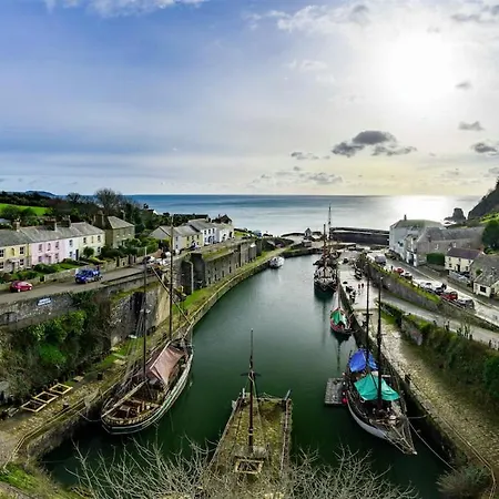 Charlestown Cottage, Woodburner, Gardens & Parking *