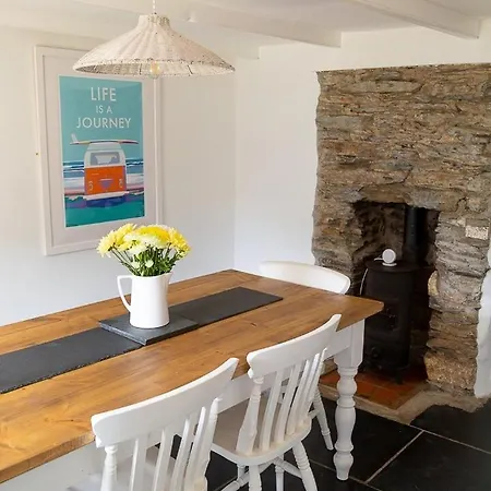 Charlestown Cottage, Woodburner, Gardens & Parking